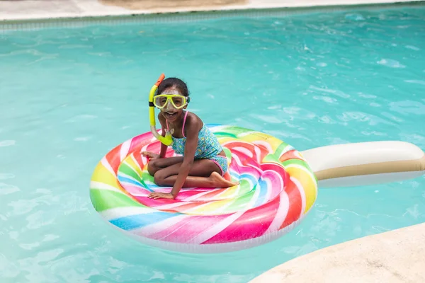 Porträtt Lycklig Afrikansk Amerikansk Flicka Med Snorkel Sitter Uppblåsbar Ring — Stockfoto