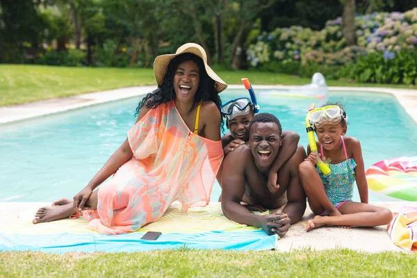 Porträtt Afrikansk Amerikansk Familj Skrattar Medan Njuter Tillsammans Vid Poolen — Stockfoto