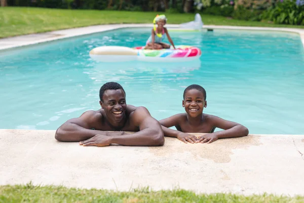 Retrato Afroamericano Feliz Padre Hijo Sin Camisa Disfrutando Juntos Piscina —  Fotos de Stock