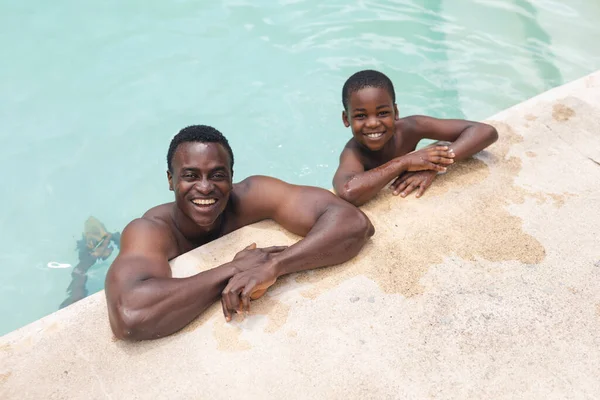 Högvinkelporträtt Afrikanskt Amerikanskt Lyckligt Skjortlöst Far Och Son Poolen Oförändrad — Stockfoto