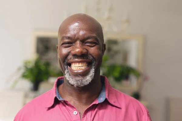 Retrato Afro Americano Idoso Sorrindo Casa Inalterado Estilo Vida Vida — Fotografia de Stock
