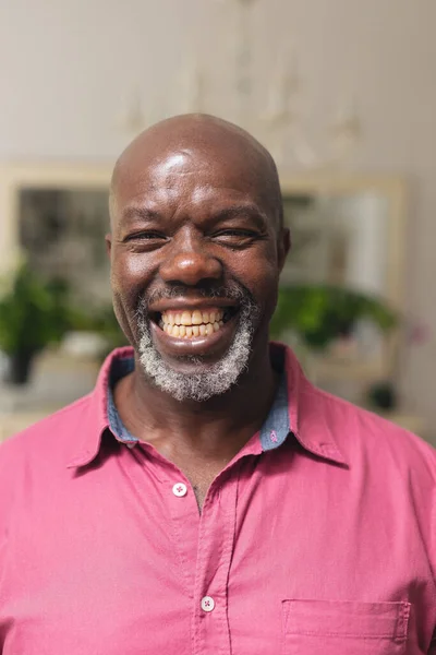 Retrato Close Afro Americano Sênior Sorrindo Casa Inalterado Estilo Vida — Fotografia de Stock