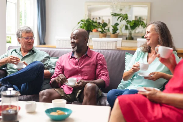 Amigos Femeninos Masculinos Mayores Multirraciales Hablando Mientras Toman Café Juntos —  Fotos de Stock