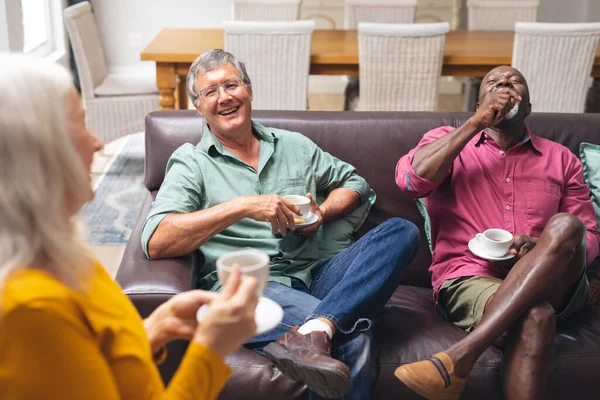 快乐的多种族老年男女朋友一起在家喝咖啡 不变的生活方式 社交聚会 聚会和休闲 — 图库照片