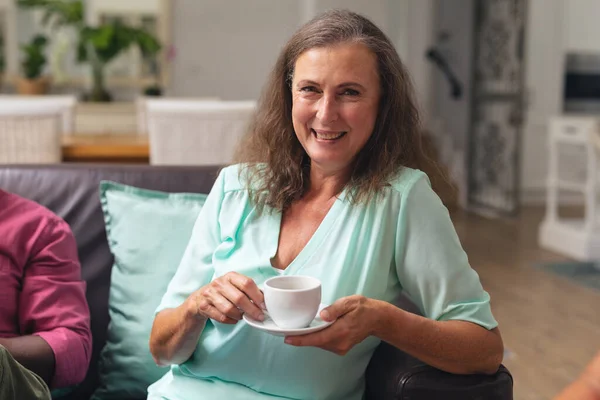 Porträtt Leende Kaukasiska Senior Kvinna Att Dricka Kaffe Medan Sitter — Stockfoto