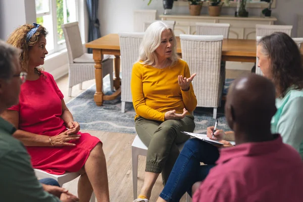 Mulher Idosa Caucasiana Conversando Com Pessoas Multirraciais Sessão Terapia Grupo — Fotografia de Stock