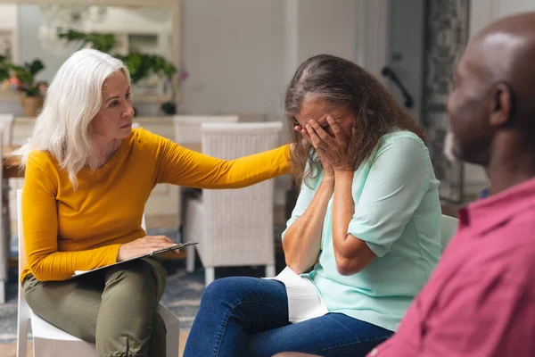 Mujer Mayor Caucásica Consolando Mujer Deprimida Durante Sesión Terapia Grupo —  Fotos de Stock