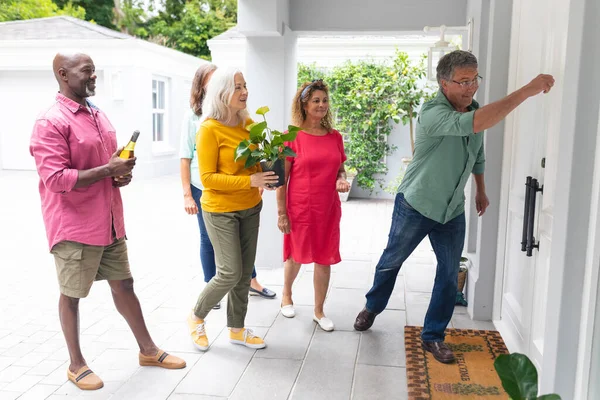 Amis Multiraciaux Seniors Debout Entrée Maison Pendant Fête Inchangé Style — Photo
