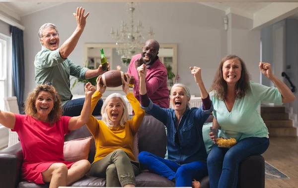 Multiracial Senior Manliga Och Kvinnliga Vänner Hejar Medan Tittar Rugby — Stockfoto