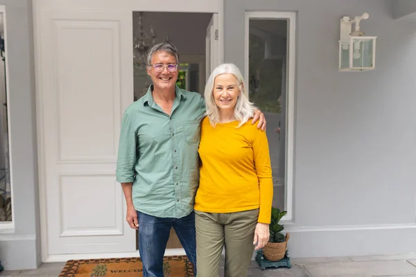 家の入り口に幸せな白人のシニアカップルの肖像画 変化のない ライフスタイル パーティー レジャー — ストック写真