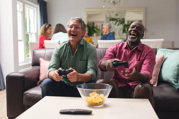 Gelukkige Multiraciale Oudere Mannelijke Vrienden Spelen Videospel Thuis Ongewijzigd Levensstijl — Stockfoto