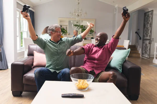 Multiraciale Oudere Mannelijke Vrienden Met Armen Opgevoed Genietend Van Videospel — Stockfoto