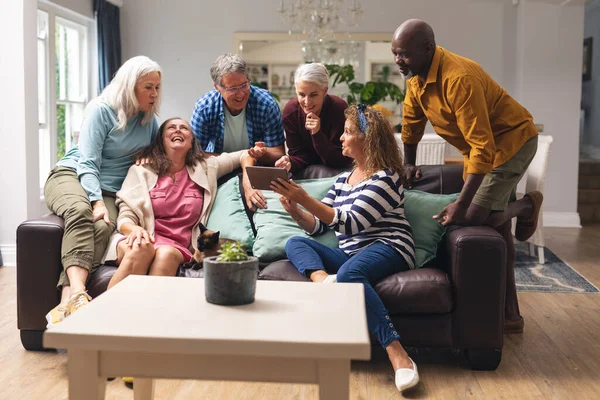 Feliz Multirracial Senior Amigos Masculinos Femeninos Mirando Tableta Digital Casa —  Fotos de Stock