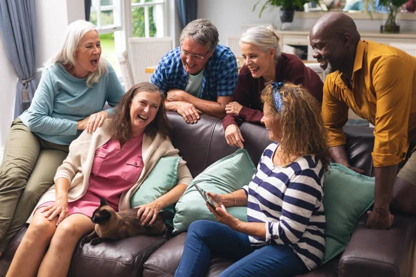 Alegre Multirracial Senior Macho Hembra Amigos Divertirse Casa Inalterado Estilo — Foto de Stock