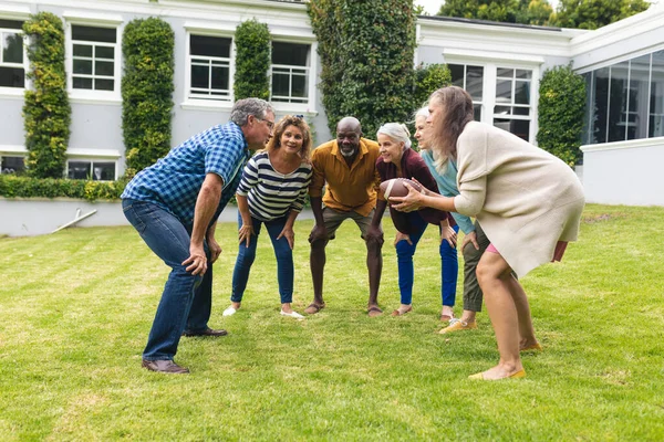 多种族的高级男女朋友周末在后院玩橄榄球 生活方式 体育和积极的老年人 — 图库照片
