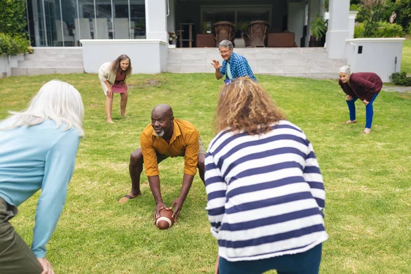 非裔美国老人在后院和白人朋友玩橄榄球 生活方式 体育和积极的老年人 — 图库照片