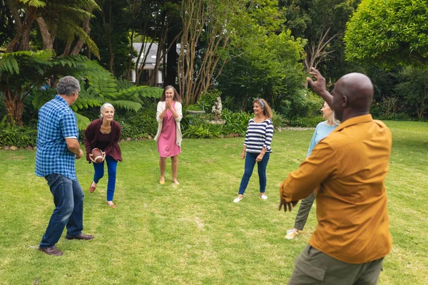 多种族活跃的资深男女朋友周末在后院玩橄榄球 生活方式 体育和积极的老年人 — 图库照片
