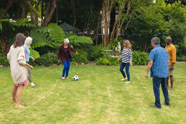 Hafta Sonları Arka Bahçede Futbol Oynayan Çok Irklı Üst Düzey — Stok fotoğraf