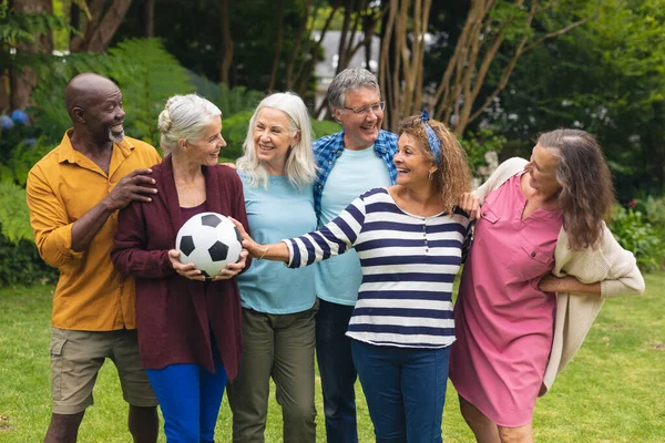 Happy Multiracial Aktivní Senior Mužské Ženské Přátele Fotbalovým Míčem Dvorku — Stock fotografie