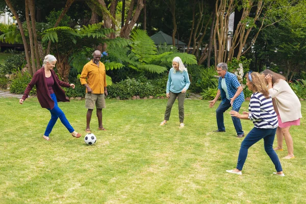 Arka Bahçede Futbol Oynayan Çok Irklı Üst Düzey Erkek Bayan — Stok fotoğraf