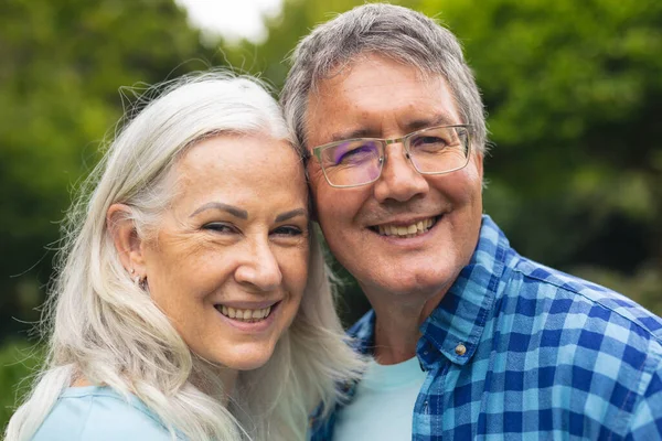 幸せな白人のシニアカップルの肖像一緒に裏庭で余暇を過ごす 変わらないライフスタイル愛レジャー退職と団結 — ストック写真