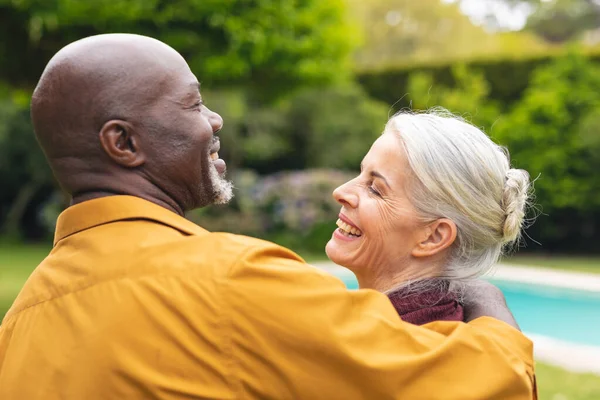 Joyeux Couple Personnes Âgées Multiraciales Passer Temps Libre Ensemble Dans — Photo