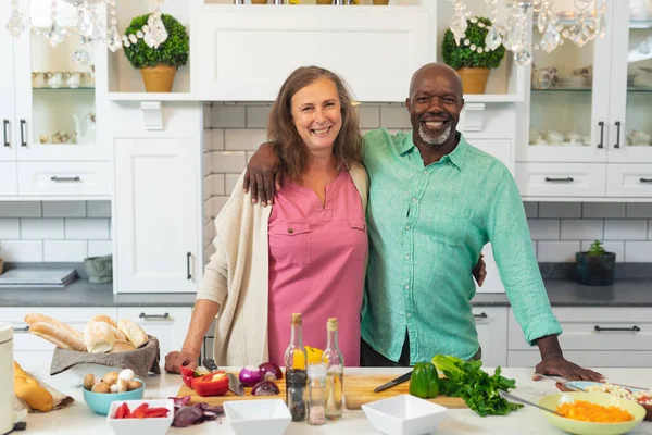 Retrato Una Mujer Mayor Caucásica Sonriente Hombre Afroamericano Cocinando Comida — Foto de Stock