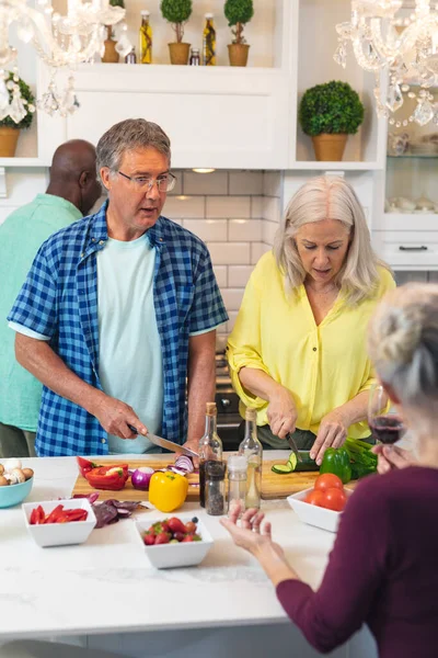 Multiraciala Äldre Kvinnor Och Män Lagar Mat Tillsammans Köket Hemma — Stockfoto