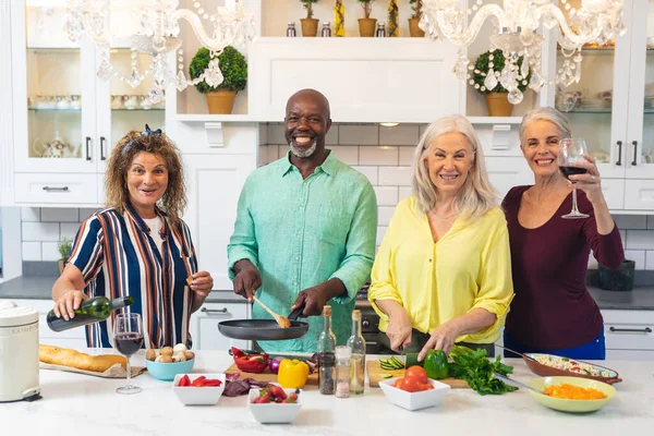 Retrato Mulheres Seniores Multirraciais Felizes Homem Preparando Comida Juntos Casa — Fotografia de Stock