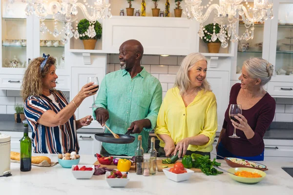 Mulheres Seniores Caucasianas Felizes Tomando Vinho Enquanto Amigos Preparando Comida — Fotografia de Stock