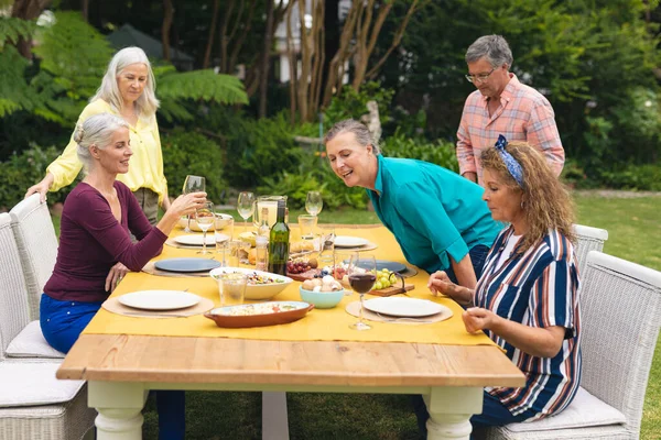 Blanke Oudere Mannelijke Vrouwelijke Vrienden Met Eten Wijn Aan Tafel — Stockfoto