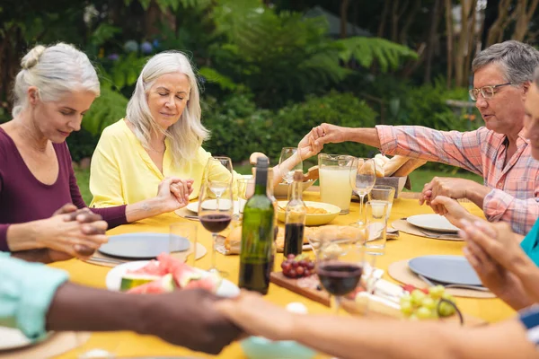 Multiraciale Oudere Mannelijke Vrouwelijke Vrienden Die Elkaars Hand Vasthouden Bidden — Stockfoto