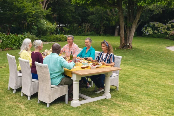 Amigos Masculinos Femeninos Mayores Multirraciales Comiendo Mesa Durante Fiesta Patio —  Fotos de Stock