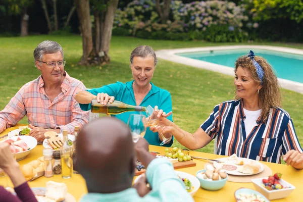 Amigos Masculinos Femeninos Mayores Multirraciales Tomando Vino Mesa Durante Fiesta — Foto de Stock