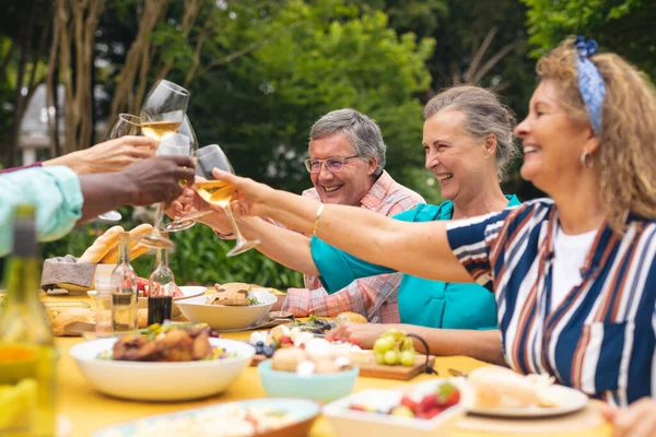 Feliz Multirracial Senior Macho Hembra Amigos Tostando Vino Mesa Durante — Foto de Stock