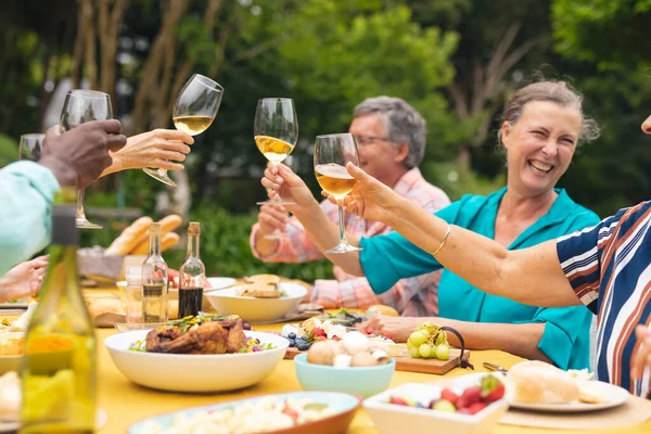 Mehrrassige Senioren Und Freundinnen Genießen Wein Tisch Während Einer Hinterhofparty — Stockfoto