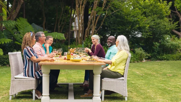 Mehrere Rassen Senior Männliche Und Weibliche Freunde Beim Essen Während — Stockfoto