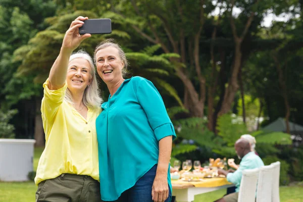 Mujeres Mayores Caucásicas Felices Tomando Selfie Través Del Teléfono Inteligente — Foto de Stock