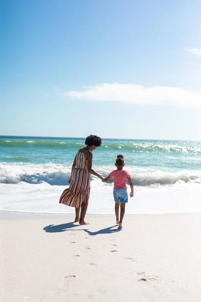 Mãe Afro Americana Segurando Mão Filha Enquanto Caminhava Direção Mar — Fotografia de Stock