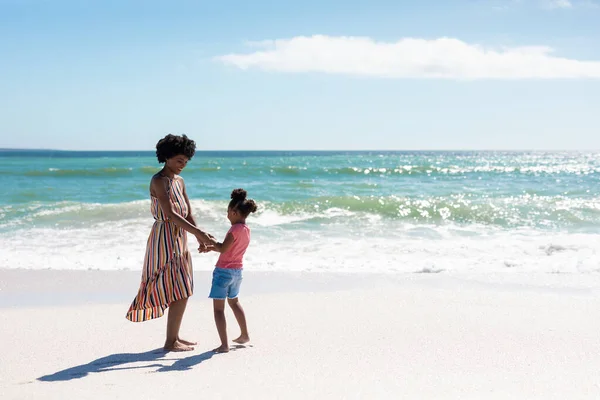晴れた日にビーチの海岸で遊ぶ幸せなアフリカ系アメリカ人の母親と娘の完全な長さ 変わることのない家族生活一緒に楽しむ休日の概念 — ストック写真