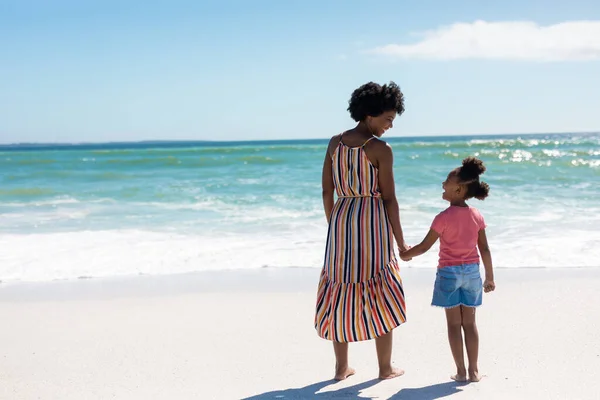 Happy African American Mother Daughter Holding Hands While Standing Beach — Stock Photo, Image