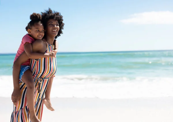 Sorridente Madre Afro Americana Che Passaggio Cavalluccio Alla Figlia Spiaggia — Foto Stock