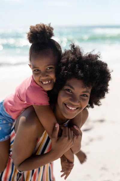 Ritratto Donna Afro Americana Felice Che Regala Cavalluccio Alla Figlia — Foto Stock