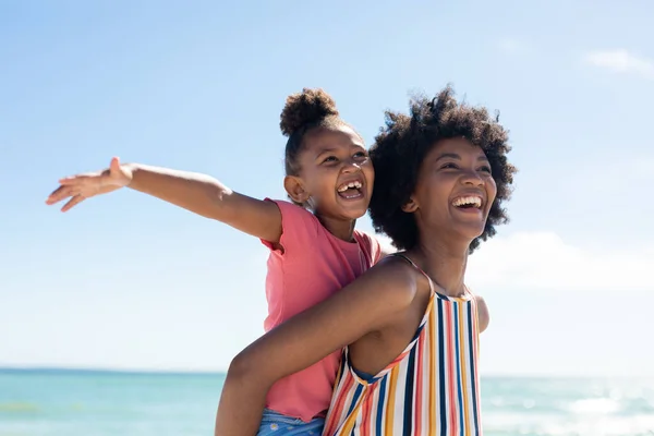 Szczęśliwa Afroamerykanka Oddaje Córkę Ramionami Rozciągniętymi Niebie Bez Zmian Rodzina — Zdjęcie stockowe