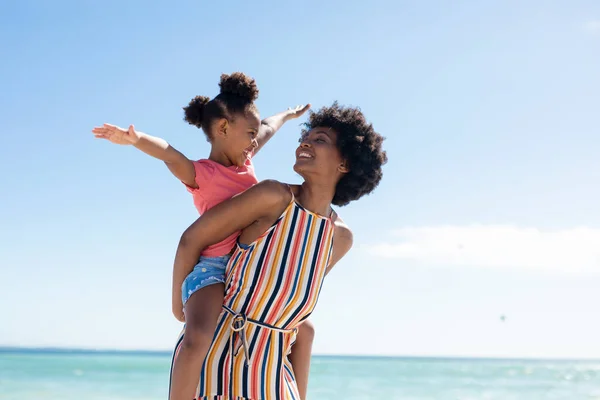 Glückliche Afrikanisch Amerikanische Frau Die Ihre Tochter Mit Ausgestreckten Armen — Stockfoto