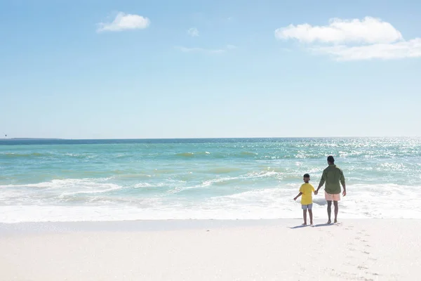 整整一个非洲裔美国人的父亲和儿子在海滩享受夏天的周末 不变的家庭 生活方式 享乐及假日概念 — 图库照片