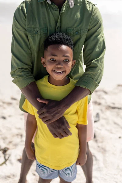 Ritratto Ragazzo Afroamericano Sorridente Piedi Con Padre Spiaggia Nella Giornata — Foto Stock