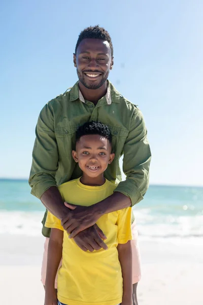 Ritratto Padre Figlio Afroamericano Sorridente Piedi Sulla Spiaggia Contro Cielo — Foto Stock