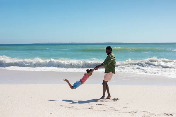 Szczęśliwy Amerykanin Afryki Spinning Córka Plaży Podczas Wakacji Razem Bez — Zdjęcie stockowe
