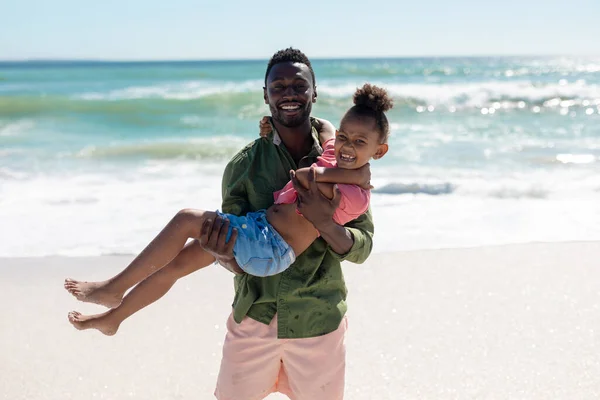 Портрет Африканского Американца Несущего Дочь Пляже Против Моря Солнечный День — стоковое фото